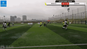 足球侧身抢球是否犯规？规则详解与争议探讨