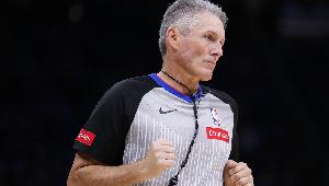 足球背部防守是否犯规：规则解读与赛场争议探讨