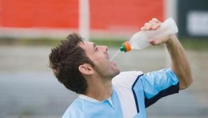 踢足球后碳水漱口真能减肥？真相究竟如何