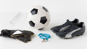 足球鞋送足球手套可行吗 探讨足球装备搭配赠送这一疑问