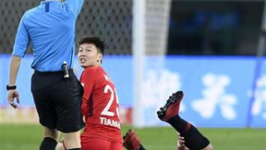 中国足球裁判在何种情况下会出示黄牌