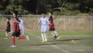 踢足球时能否说话？是畅所欲言还是保持专注？