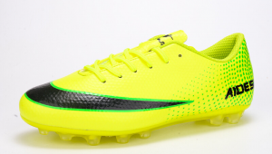 足球鞋银光绿好看吗？独特色彩能否成为绿茵场上的亮眼之选