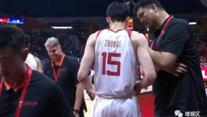 记者问姚明：会踢足球吗？