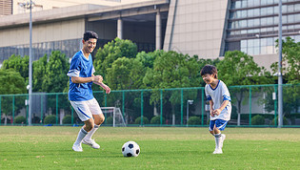 足球比赛中能否碰肘击球？规则解读与争议探讨