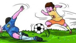用足球踢爆黑哨是否犯法，背后真相引人深思