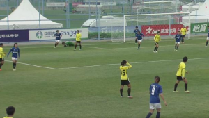 足球踢向替补席是否犯规：规则解读与赛场争议探讨