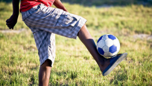 用足球投篮有问题吗？探讨这一独特玩法背后的思考与争议