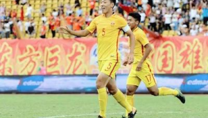 足球赛点球：究竟可不可以打球？规则背后的争议探讨