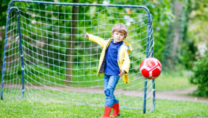 女孩踢足球会影响长个子吗？关于小孩踢足球的疑问探讨