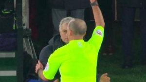 足球教练偷看黄牌是否违法，引发的思考与探讨