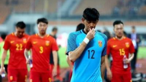 足球出界后抛球权归属:究竟是敌方抛球吗