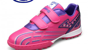 巴布豆橘色足球鞋好看吗？颜值与性能兼具的运动装备！