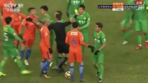 足球踢到小孩头上算犯规吗