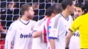 足球场上对手吐口水是否犯规?规则解读与赛场争议剖析