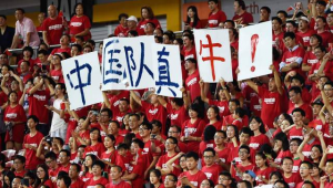 中国足球怒瞪观众事件:究竟发生在哪场比赛?