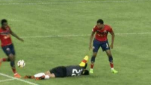 足球推人还进球算犯规吗？规则判定及影响因素全解析