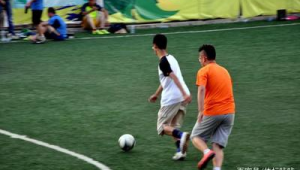 踢足球人群划分：一组这般特性，另一组有着别样特点