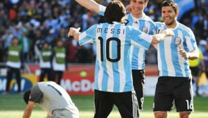 观众大骂足球员是否违法,背后真相引人深思