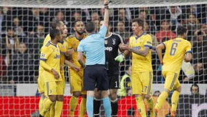 足球赛场:球员究竟可不可以顶撞裁判?