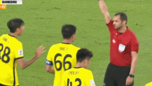 足球红牌规则探讨：教练是否会被出示红牌？