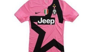 粉红色足球衣好看吗？魅力与争议并存的独特视觉体验