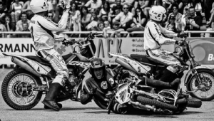 足球有左锋右锋吗为什么