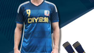 足球服穿大的好看吗