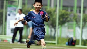 小孩踢足球有出路吗?潜力机遇与挑战并存的探索之路