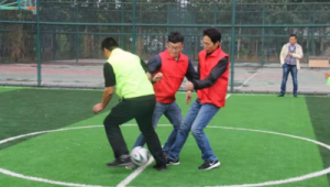 工地回家踢足球是否违法？这背后的法律边界需厘清