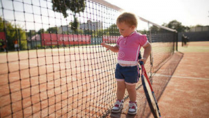 打完网球后踢足球，女生这样做合适吗
