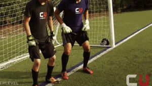 踢足球时拉人手臂是否可行,关乎规则与赛场公平性探讨