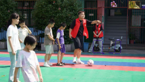 足球沾到水会脱皮吗？探究足球遇水后的“命运”