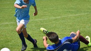 夏天踢足球后头痛吗