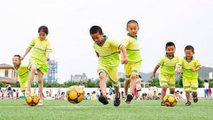中国玩足球小孩多吗