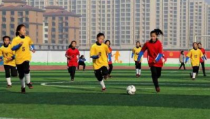 校园足球收费引争议，合理与否待探讨？