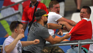 足球打架能用拳头?规则红线岂容践踏,赛场暴力当止!