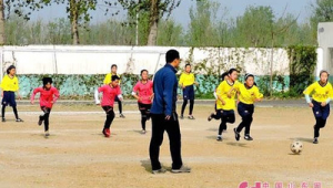 女子足球中锋是否为队长，背后有着怎样的故事与考量？