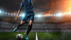 踢足球被踢伤，责任咋认定？是否该获赔偿？一文说清