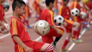 学校要求报足球班合法吗?探究背后的合理性与合规性