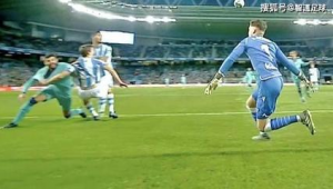 足球防守角球时张开手的规则探讨与争议解析