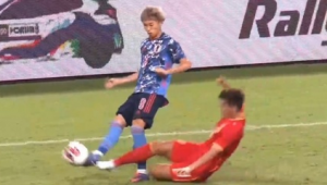 足球背后放铲:是合理拼抢还是严重犯规行为?