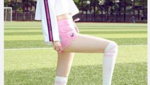 女士短裤搭配足球袜,这样穿究竟好不好看?