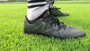 职业足球球鞋都是真钉子吗？背后真相你了解多少