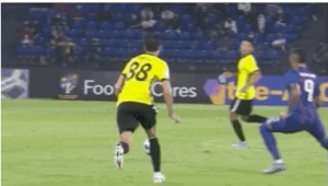 足球背后抢球是否犯规?规则详解与实际判罚案例分析