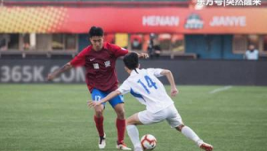 足球哨响那一刻，进攻犯规与否如何判定？