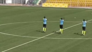 足球场上：有人防守时，球员们如何应对？