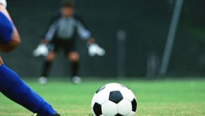 足球场是否配备有备用球门？