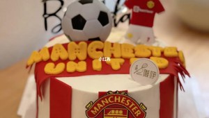 蛋糕男生踢足球简单吗