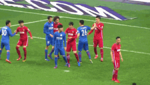 足球场上不敢去争抢?究竟为何如此畏缩不前?